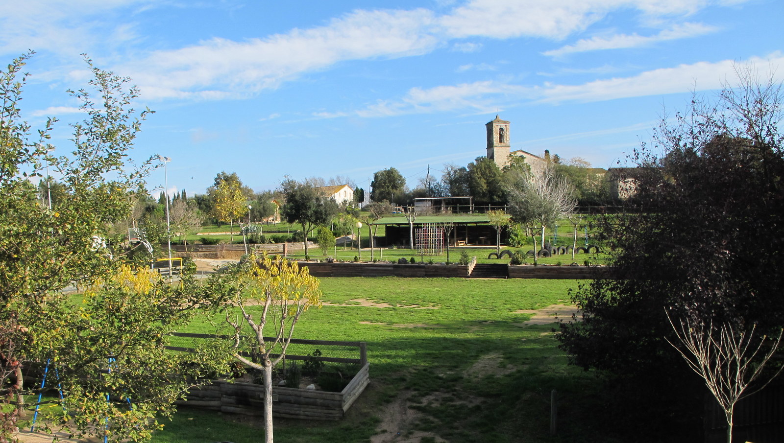 Edifici amb porxo i banc