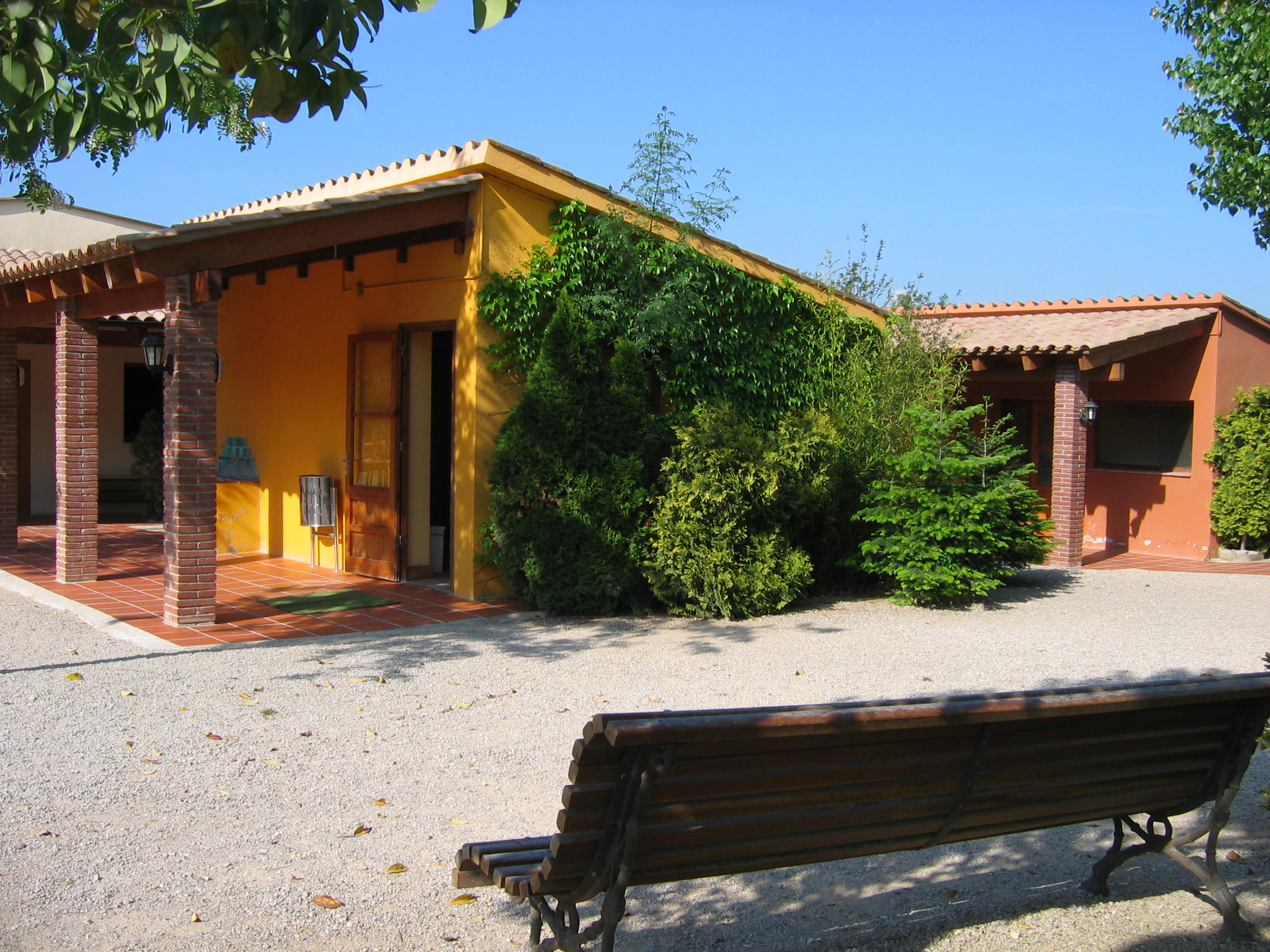 Vista aèria de Can Maiol amb piscina, hort i edificis