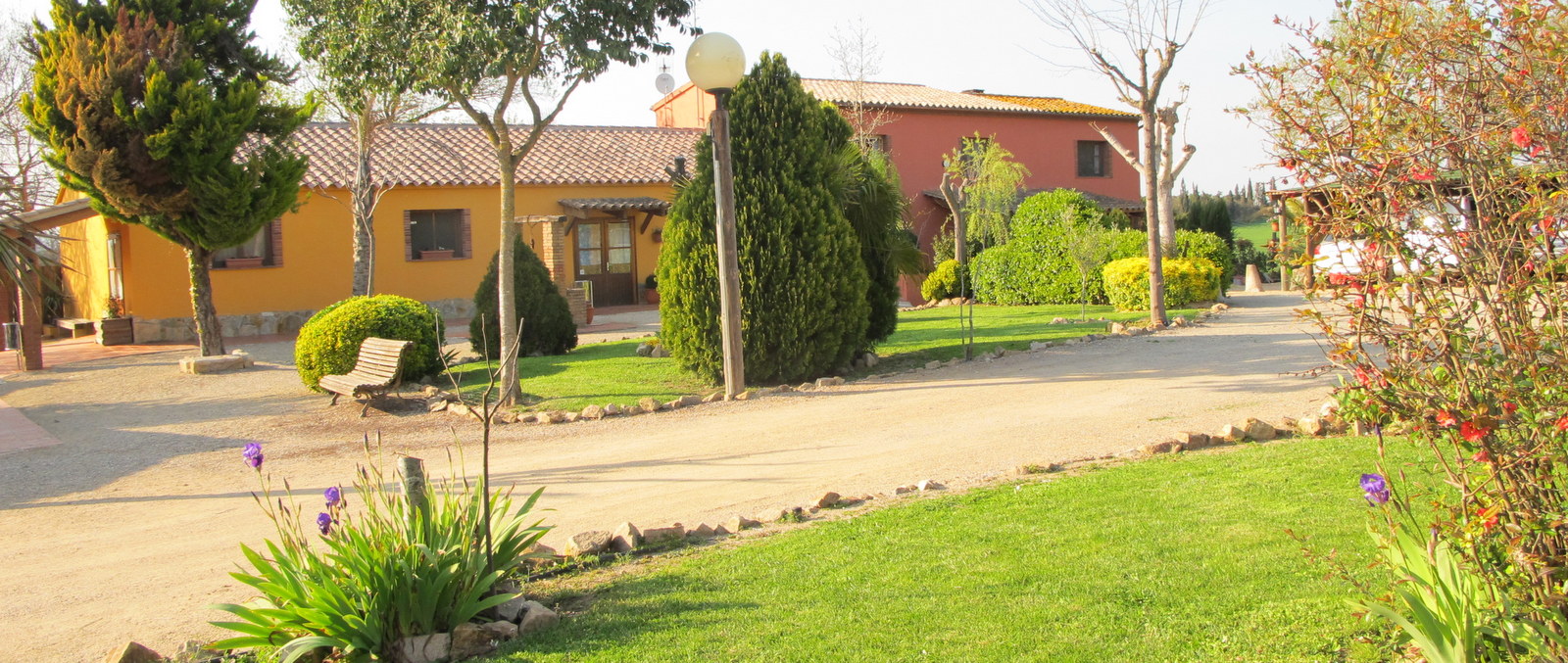Família passejant pel camí